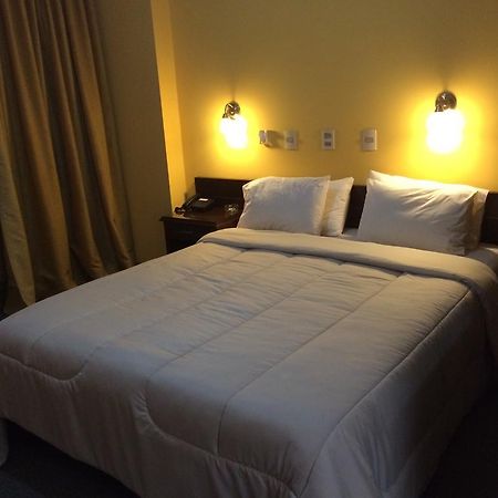 Hotel Manduvira Асунсион Стая снимка